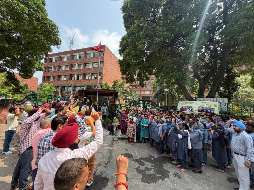 सेवाओं को नियमित करने की मांग को लेकर पंजाब स्कूल शिक्षा बोर्ड के डेली वेज कर्मचारियों द्वारा रोष रैली
